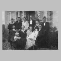 079-0036 Taufe bei der Familie Paul Schoenke in Poppendorf 1934. Vorne rechts die Eltern Frieda und Paul Schoenke mit Tochter Ilse.jpg
